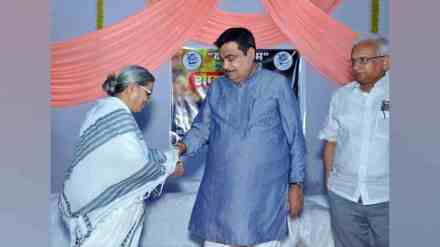Nitin Gadkari, Wardha, Raksha Bandhan, charity, Smita Kolhe Ties Rakhi to nitin gadkari