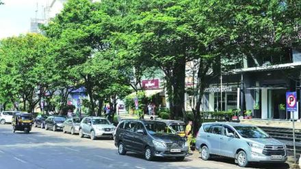 Illegal parking rampant traffic congestion in Satra Plaza area on Palm Beach Road