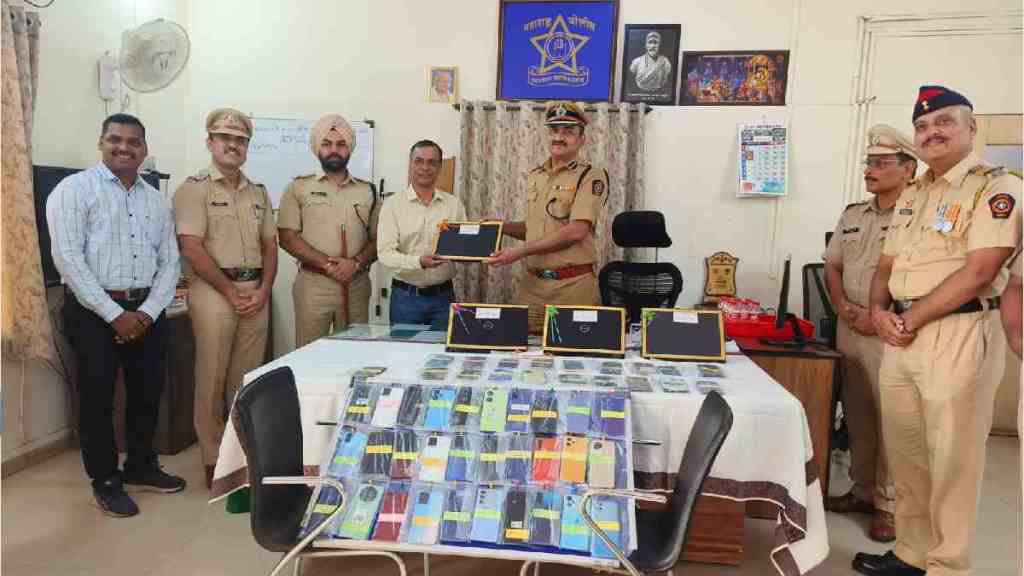 Pune, missing mobiles, 53 stolen Mobile phones,independence day, Mobile phones returned to owners, stolen mobiles, Shivajinagar Police, technical investigation,