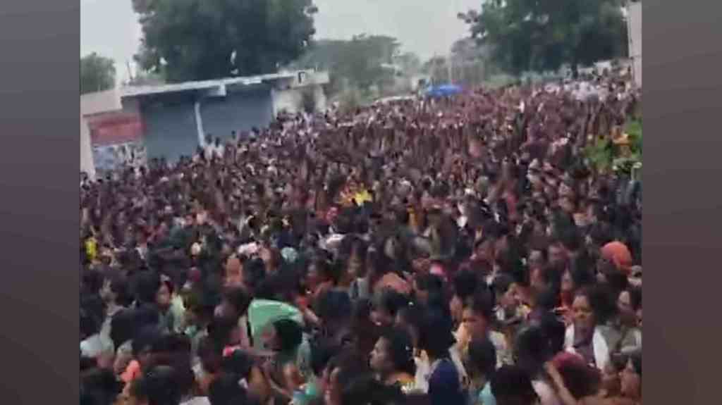 Wardha, state government schemes,ladki bahin yojana, utensil distribution, construction workers, political pressure, Hinganghat taluka, Deoli taluka, Sena Thackeray group, chaos, administration, Wardha, state government schemes,ladki bahin yojana, utensil distribution, construction workers, political pressure, Hinganghat taluka, Deoli taluka, Sena Thackeray group, chaos, administration,