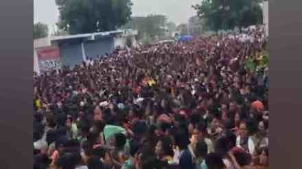 Wardha, state government schemes,ladki bahin yojana, utensil distribution, construction workers, political pressure, Hinganghat taluka, Deoli taluka, Sena Thackeray group, chaos, administration,