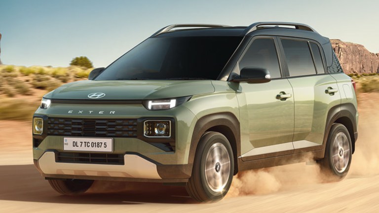 Hyundai Exter ही कार EX, EX(O), S, S(O), SX, SX(O) आणि SX(O) या सात प्रकारांमध्ये सादर करण्यात आली आहे.