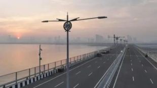 man stopped the motor car and commit suicide on Atal Setu by jumped into sea