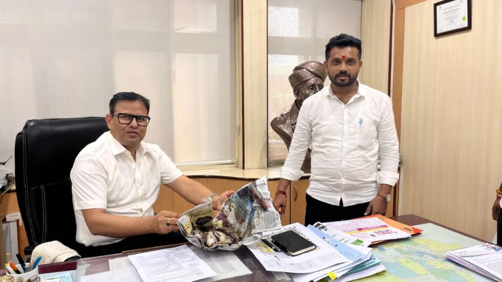 Dead fish gifted to Chief Engineer of Environment Department Dead fish gifted to Chief Engineer of Environment Department