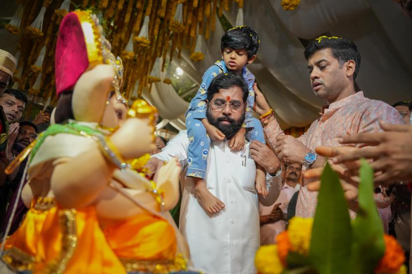 Eknath Shinde with his son and Grand Son on Shoulder