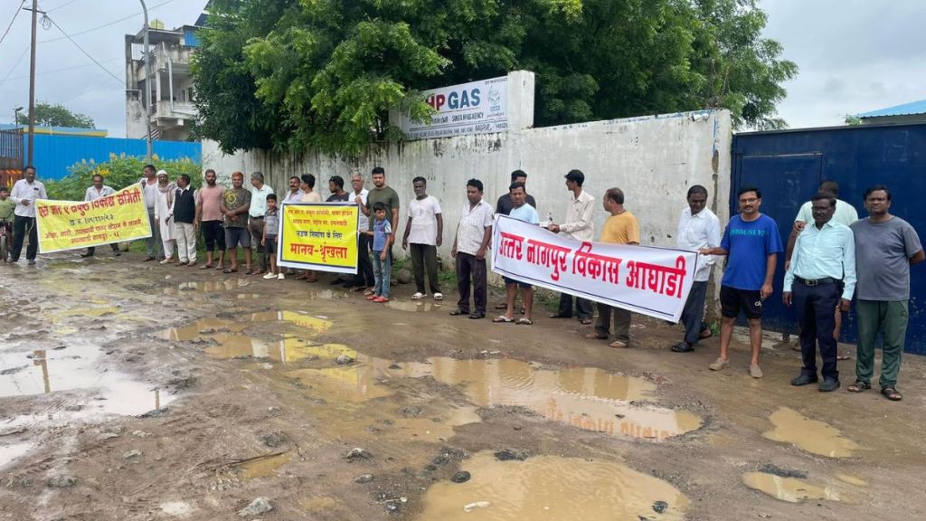 Human chain against potholes in Nagpur