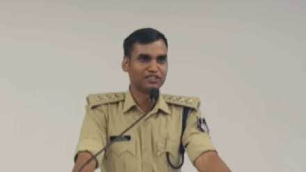 Success Story: झोपडीत राहिले, दिव्याच्या प्रकाशात अभ्यास केला; अनेक अडथळ्यांवर मात करून झाले डीएसपी Success Story: झोपडीत राहिले, दिव्याच्या प्रकाशात अभ्यास केला; अनेक अडथळ्यांवर मात करून झाले डीएसपी