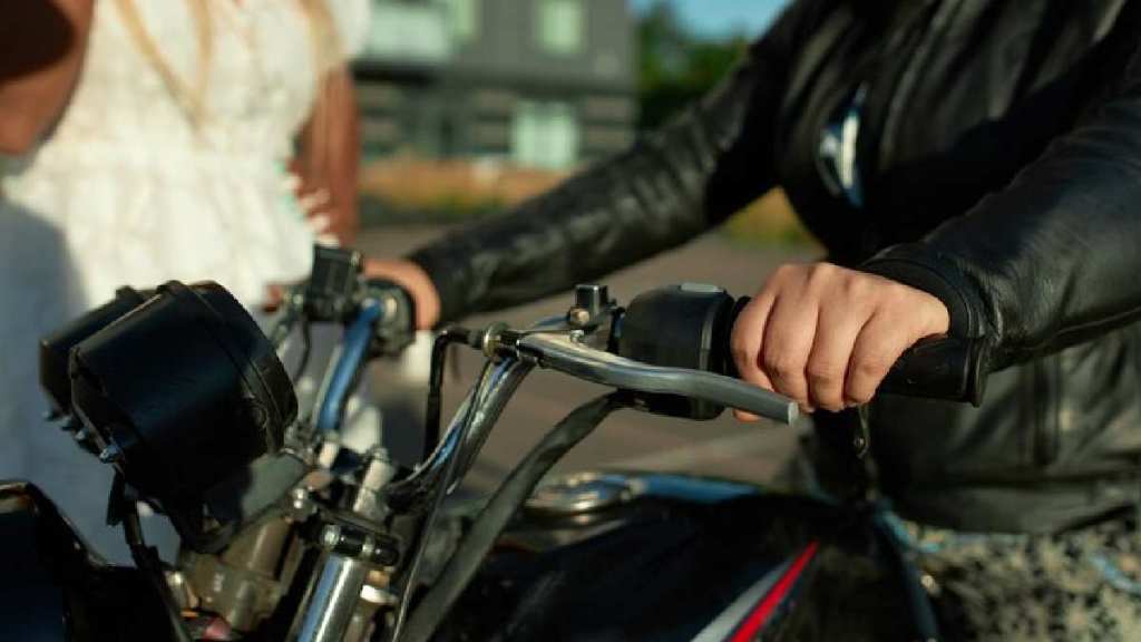 bike taking petrol fire bike taking petrol fire