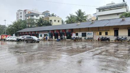 Passengers struggled in heavy rain bus stand closed for a memorial ceremony Passengers struggled in heavy rain bus stand closed for a memorial ceremony