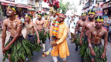Warli tribe performed the Pavri dance Warli tribe performed the Pavri dance