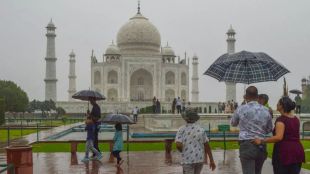 Water leakage in main dome of Taj Mahal