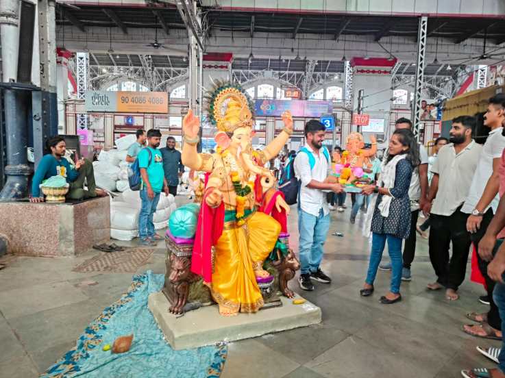 Ganeshotsav 2024 latest Photos ganpati bappa travel from mumbai to surat by train on mumbai central staion see photos