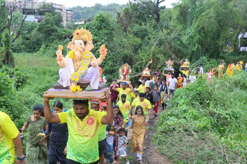 Gauri Ganpati immersion photos in mumbai