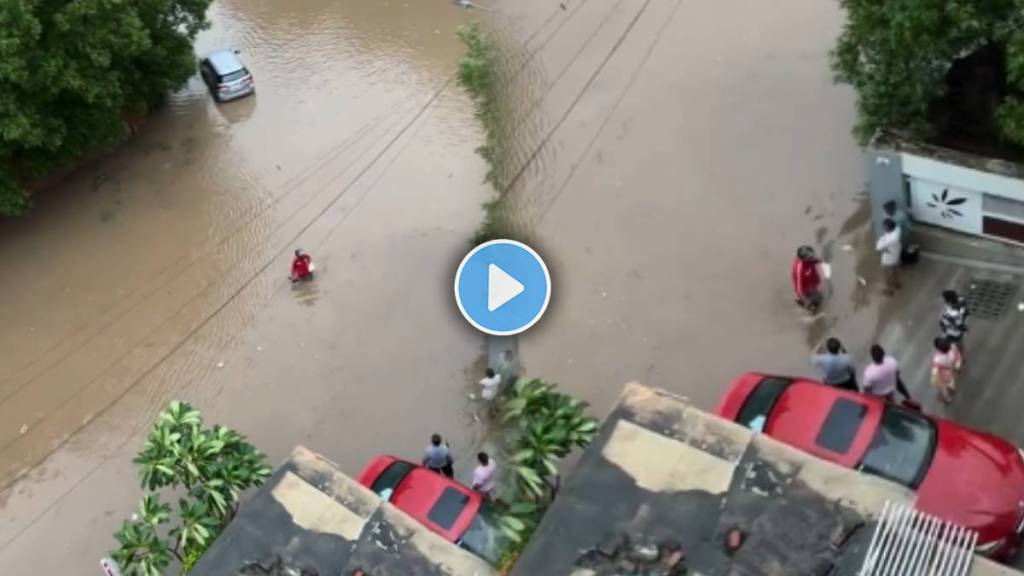 Zomato agent delivered food in knee deep water Zomato agent delivered food in knee deep water