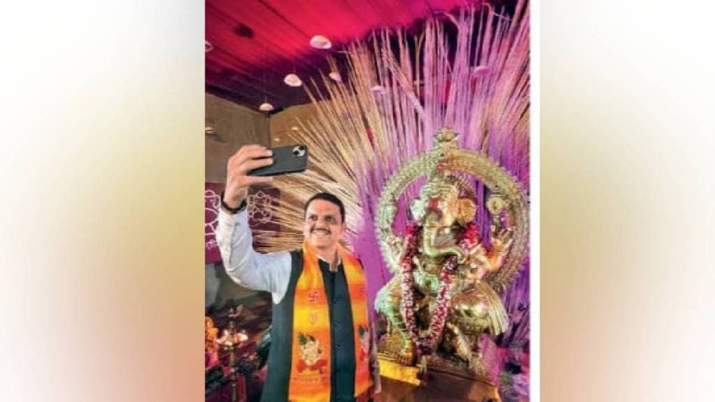 devendra fadnvis in Nagpur took selfie at Rani Laxminagar Ganeshotsav