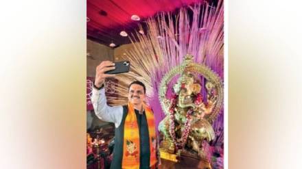 devendra fadnvis in Nagpur took selfie at Rani Laxminagar Ganeshotsav