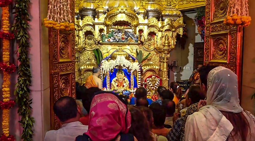 Devotees worshiping Ganesha