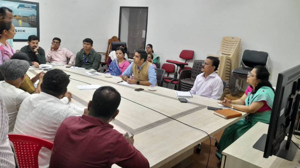 Collector Jalaj Sharma held meeting for handicap people out of his hall