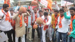 mns protest in front of nashik municipal corporation entrance against potholes on roads