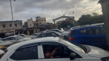 Ganeshotsav 2024 consecutive holidays cause traffic jam on Pune Bangalore highway Ganeshotsav 2024 consecutive holidays cause traffic jam on Pune Bangalore highway