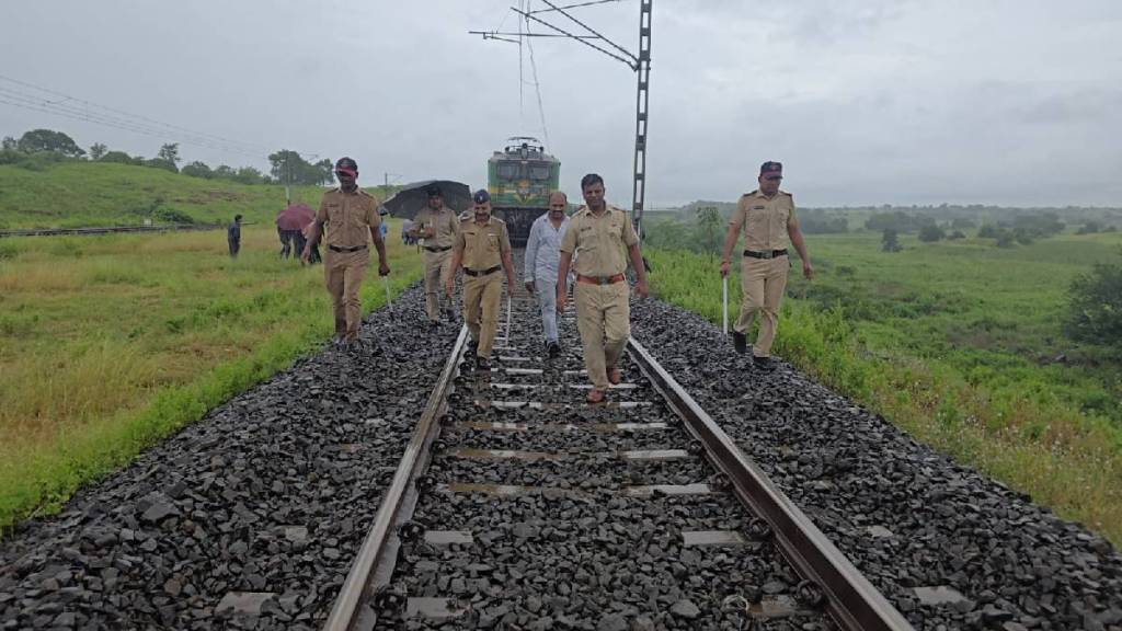 news of goods train falling off on railway track came out on friday to see readiness of system in nandurbar news of goods train falling off on railway track came out on friday to see readiness of system in nandurbar