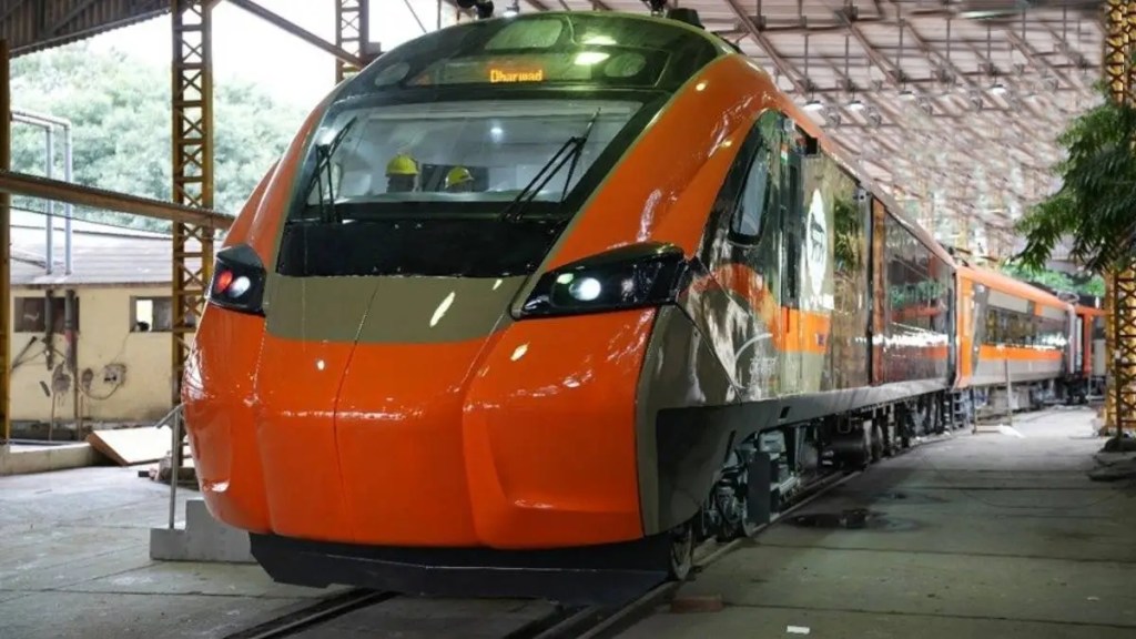 Vande Bharat Express train of 16 orange coaches arrived in Nagpur from Coach Factory in Chennai Nagpur news Vande Bharat Express train of 16 orange coaches arrived in Nagpur from Coach Factory in Chennai Nagpur news