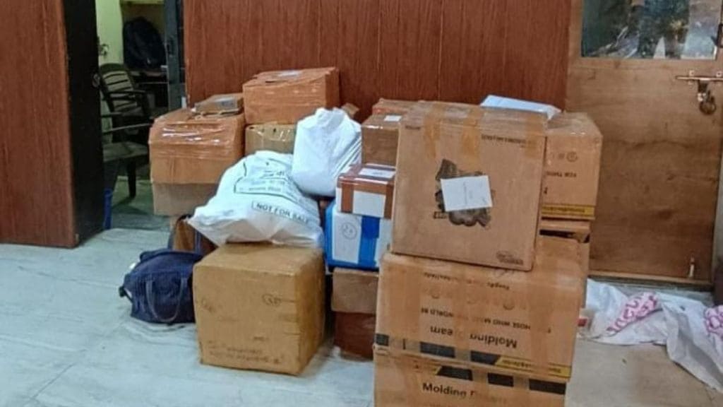 Jewellery worth more than three lakh rupees seized from suspected vehicles in Bhiwandi Jewellery worth more than three lakh rupees seized from suspected vehicles in Bhiwandi