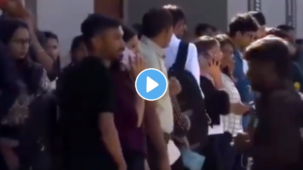 Shocking Thousands of Indian students queue up for waiter jobs in ...