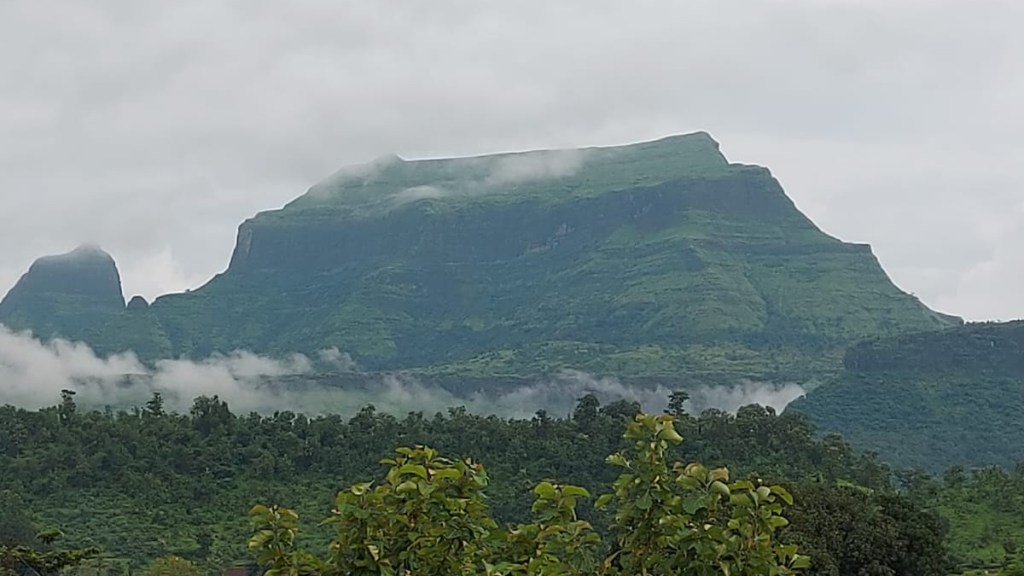 Aerial inspection of Salher fort in Baglan taluka by UNESCO team nashik news Aerial inspection of Salher fort in Baglan taluka by UNESCO team nashik news