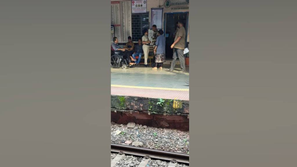 person injured while tyring to alight from local traina at dombivli station person injured while tyring to alight from local traina at dombivli station