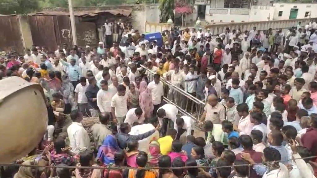 dead man cremated in front of golegaon gram panchayat in sillod dead man cremated in front of golegaon gram panchayat in sillod