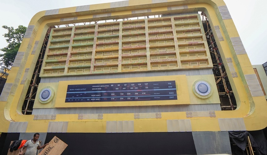 Old transistor-themed pandal
