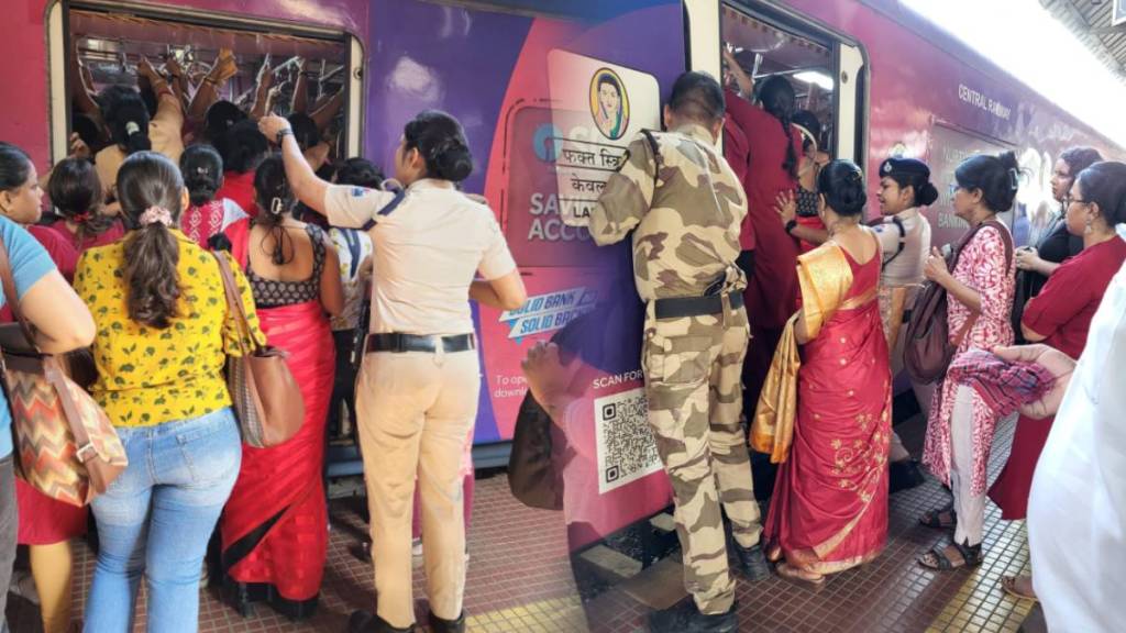 in kalyan Overcrowding and heavy bags caused commuter deaths from hanging at local train doors in kalyan Overcrowding and heavy bags caused commuter deaths from hanging at local train doors