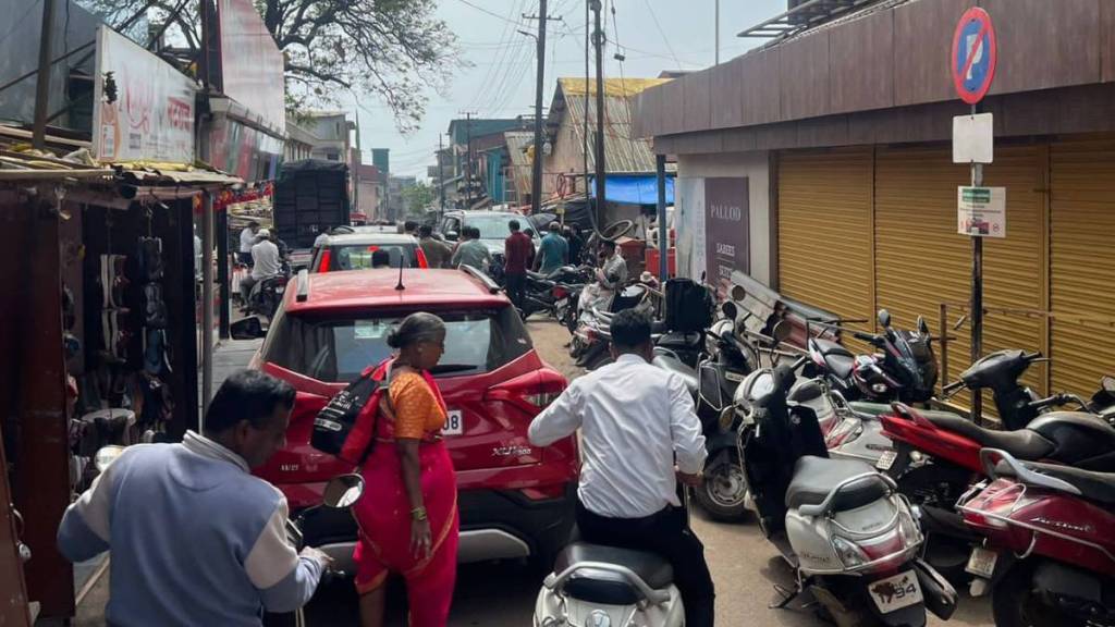 problem of traffic congestion in Mahabaleshwar created difficulties at many places problem of traffic congestion in Mahabaleshwar created difficulties at many places