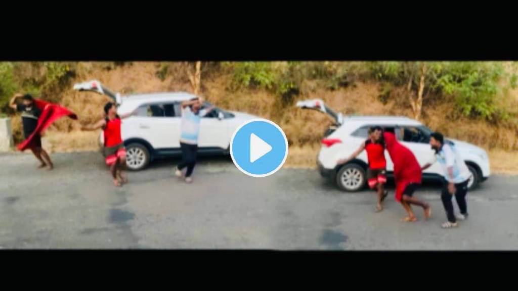 Viral video of three friends danced on marathi lavani song while parking their car on the side of the road watch video Viral video of three friends danced on marathi lavani song while parking their car on the side of the road watch video