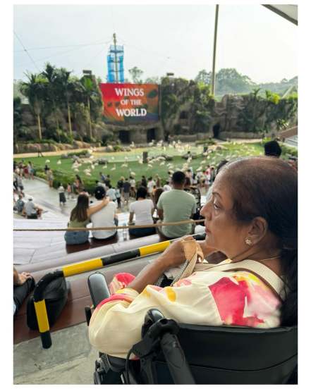 Apurva Nemlekar singapore vacation, Apurva Nemlekar With Mother In Singapore Photos