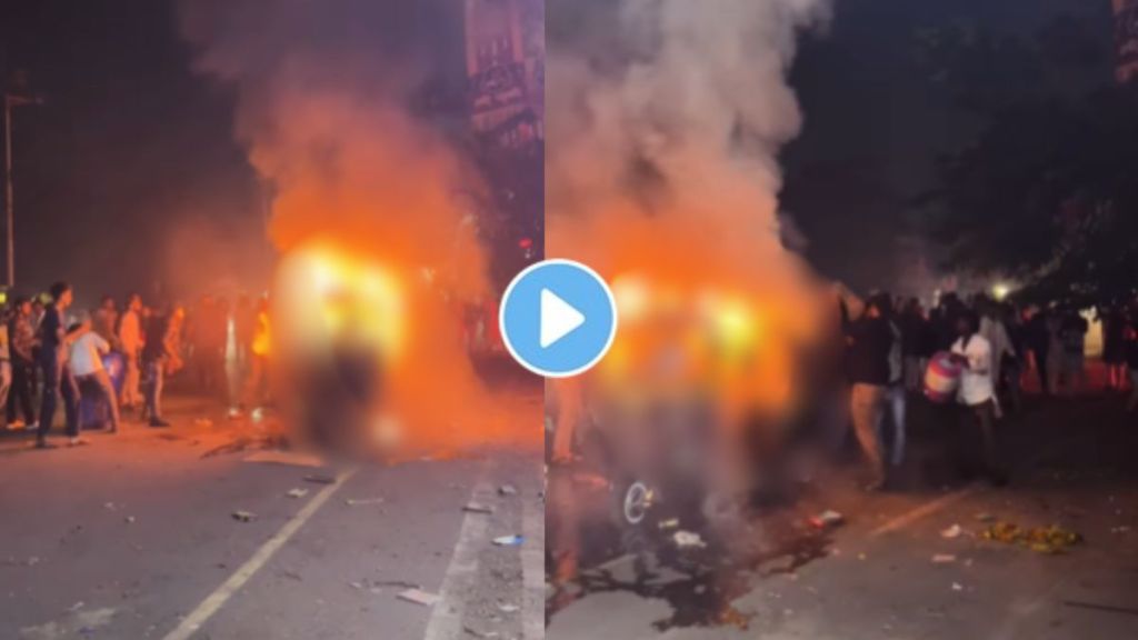 Shocking video : A rickshaw caught fire due to firecrackers Shocking video : A rickshaw caught fire due to firecrackers