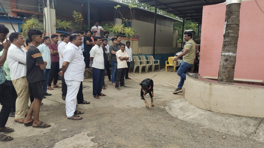 thieves broke into a locked house at Karad and stole gold ornaments from the house thieves broke into a locked house at Karad and stole gold ornaments from the house