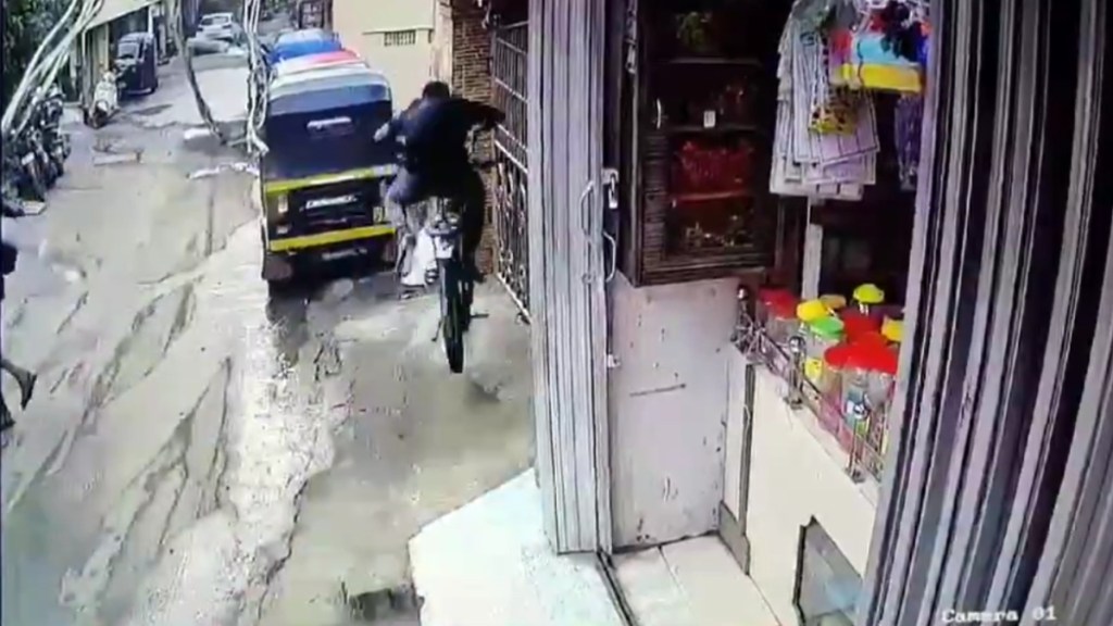 Video : सायकलवरील ताबा सुटल्याने तरूणाचा मृत्यू Video : सायकलवरील ताबा सुटल्याने तरूणाचा मृत्यू