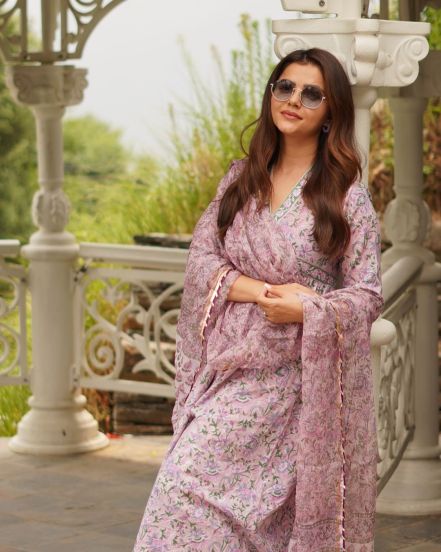 'Big Boss' fame Rubina Dalik bold look in pink saree shares pictures on social media