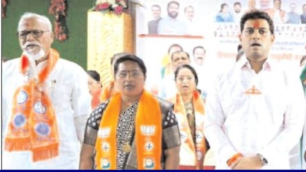 present of MP Shrikant Shinde to promote Sulabha Gaekwad print politics news present of MP Shrikant Shinde to promote Sulabha Gaekwad print politics news