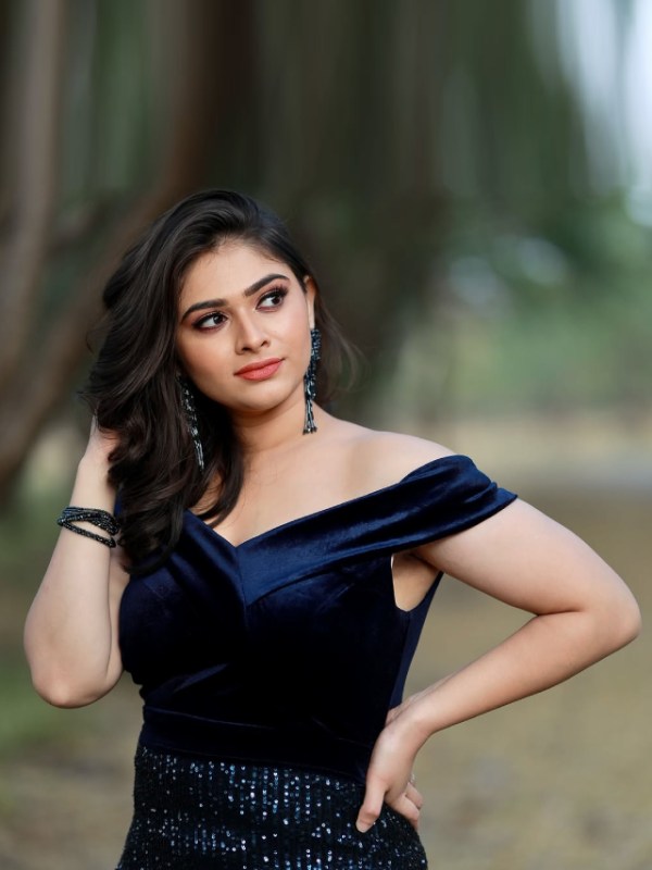 Aishwarya Shete Glamorous Look