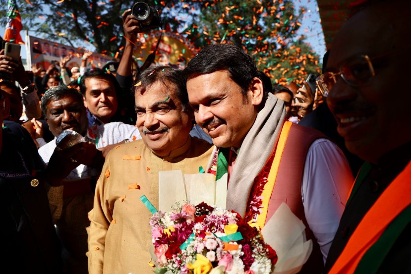 हॉटेल रेडिसनसमोर केंद्रीय मंत्री नितीन गडकरी यांनी देवेंद्र फडणवीस यांचे स्वागत करत त्यांना शुभेच्छा दिल्या.
