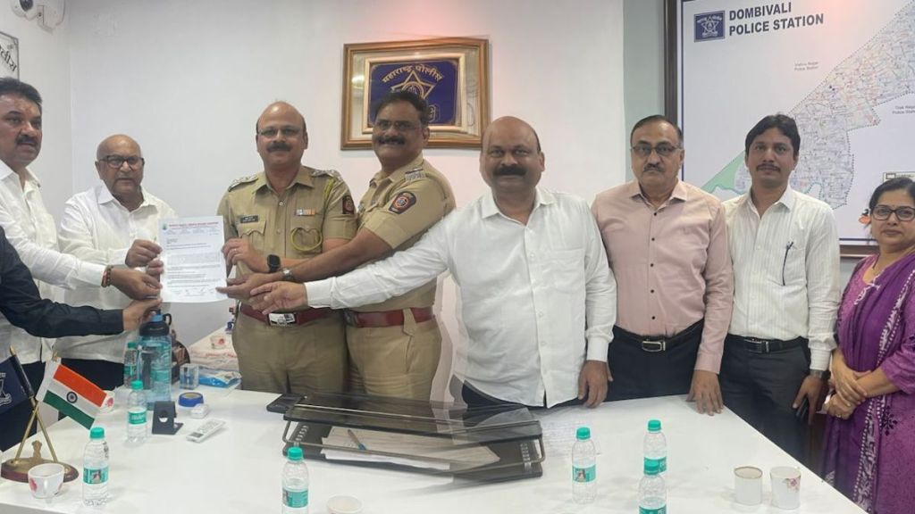 Police insulting behaviour with drug medicine seller in Dombivali Police insulting behaviour with drug medicine seller in Dombivali