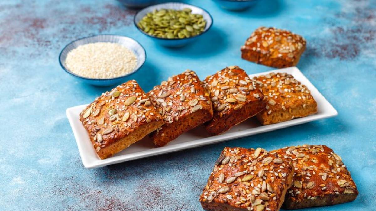 Naved Ragi मुलांसाठी आवर्जून बनवा नाचणीची पौष्टिक वडी; वाचा साहित्य आणि कृती l ...