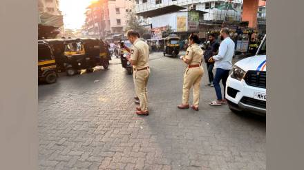 RTO officials fined over 40 Dombivli rickshaw drivers between 5,000 to 20,000 rupees. RTO officials fined over 40 Dombivli rickshaw drivers between 5,000 to 20,000 rupees.