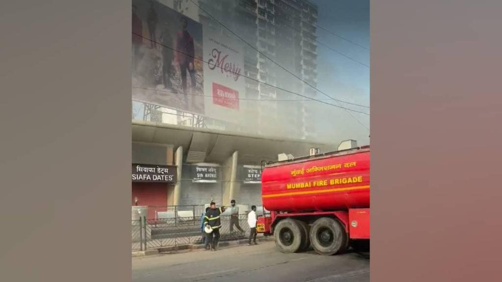 fire broke out at the Hirapanna shopping center in Mumbais Haji Ali on Sunday fire broke out at the Hirapanna shopping center in Mumbais Haji Ali on Sunday
