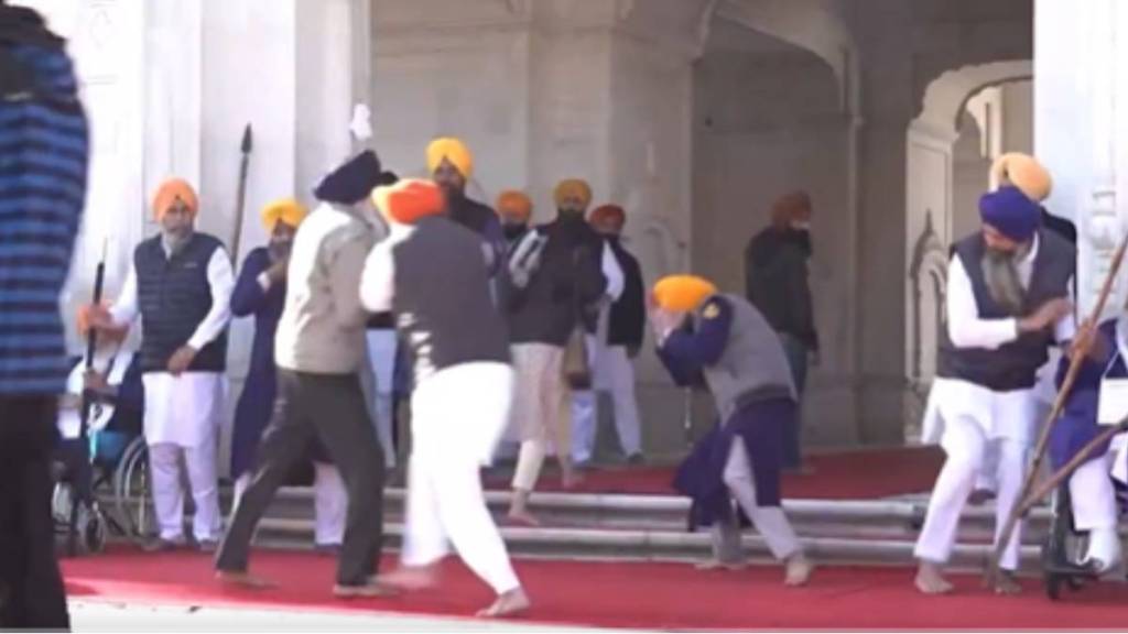 Akali Leader Sukhbir Singh Badal Attacked at Goldan Temple Akali Leader Sukhbir Singh Badal Attacked at Goldan Temple