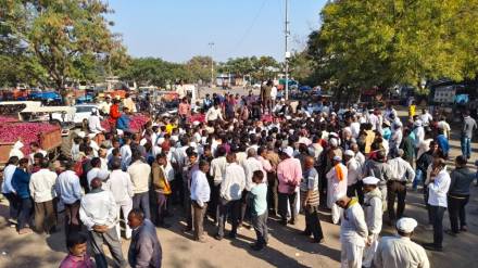 onion prices fell farmers protested and halted auctions in Lasalgaon market onion prices fell farmers protested and halted auctions in Lasalgaon market
