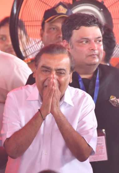 Maharashtra CM oath ceremony attended by big celebrities